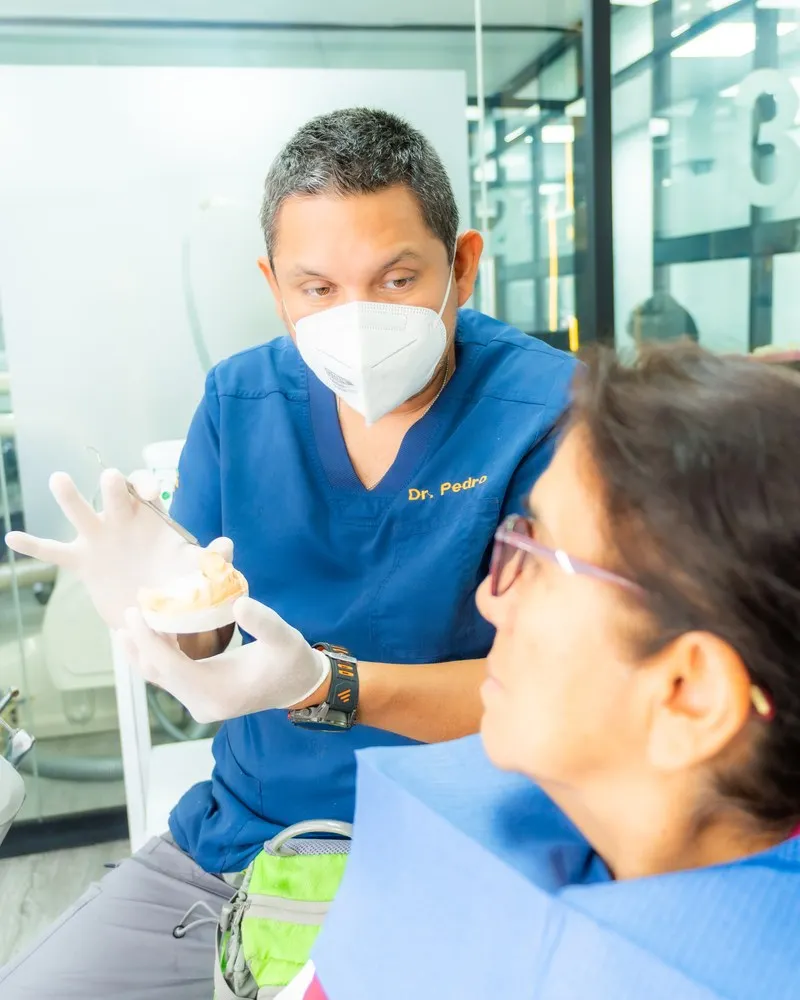 El Dr. Pedro orienta a una paciente durante su consulta dental