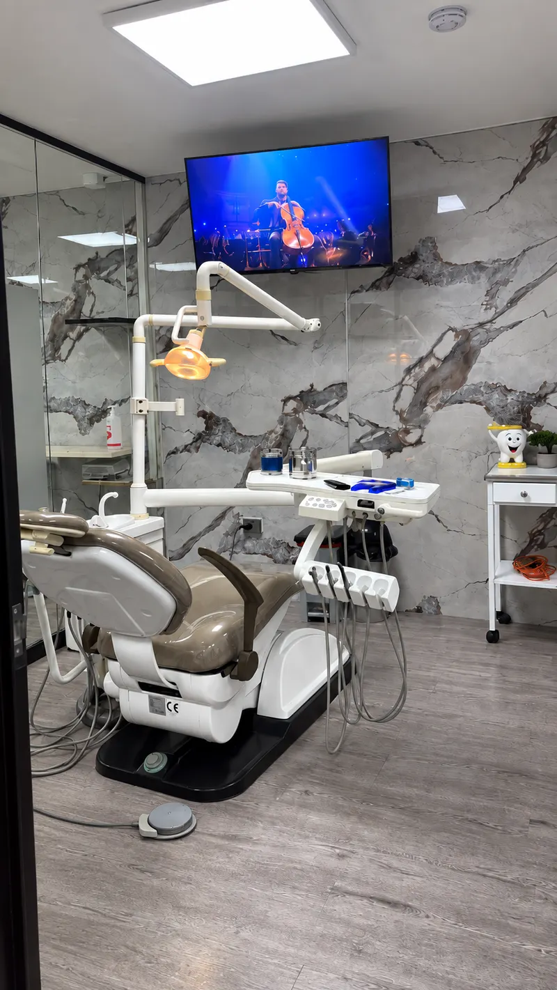Consultorio odontológico con silla dental y equipamiento
