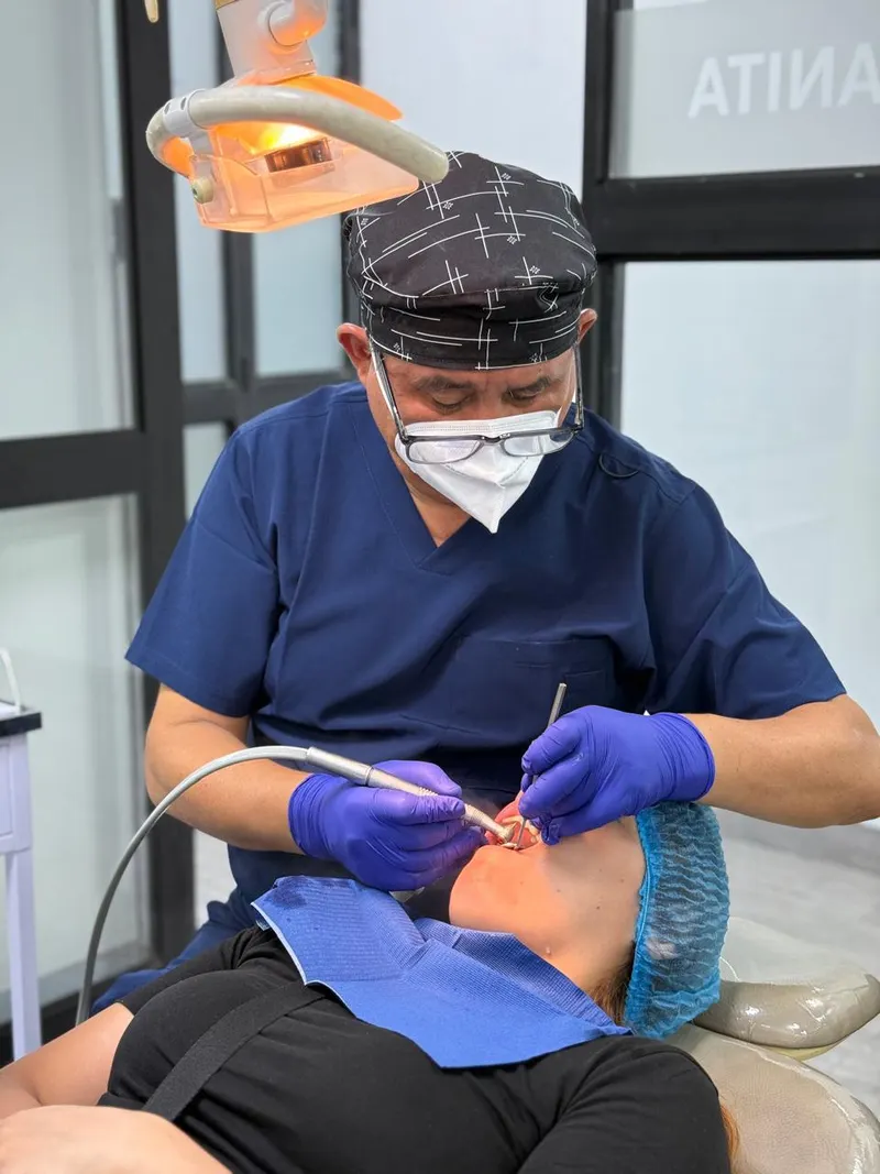 Profesional realizando atención dental en el policlínico