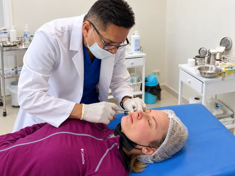 Atención dermatológica facial en un consultorio
