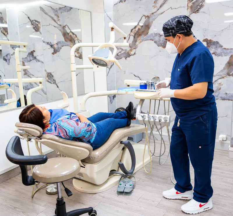 Atención a una paciente en el consultorio dental del Policlínico Santa Anita
