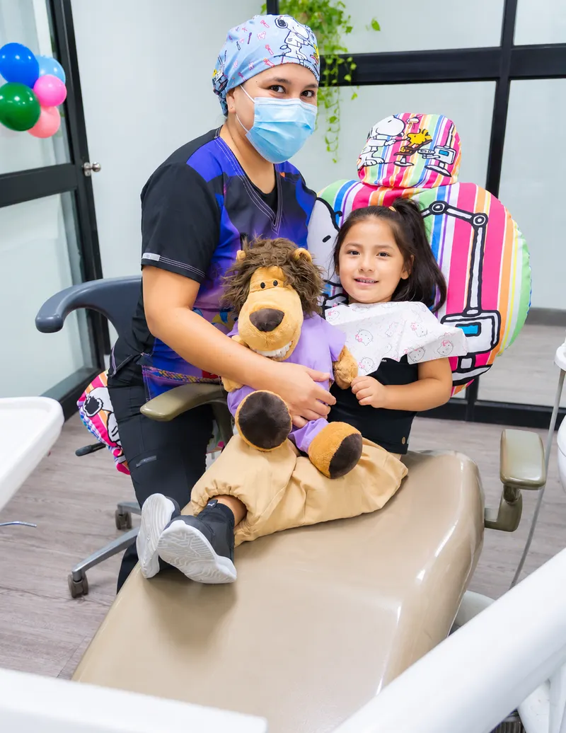 Atención odontológica infantil con material de apoyo en el consultorio