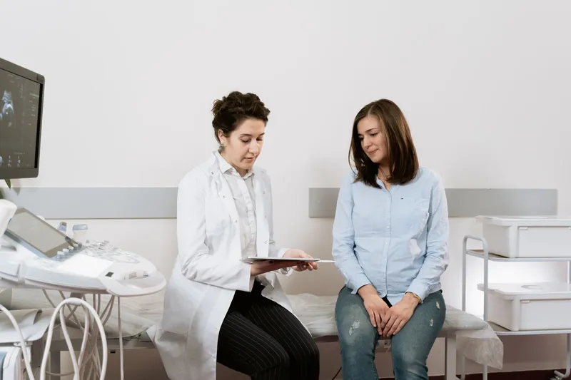 Consulta de salud femenina — fotografía referencial